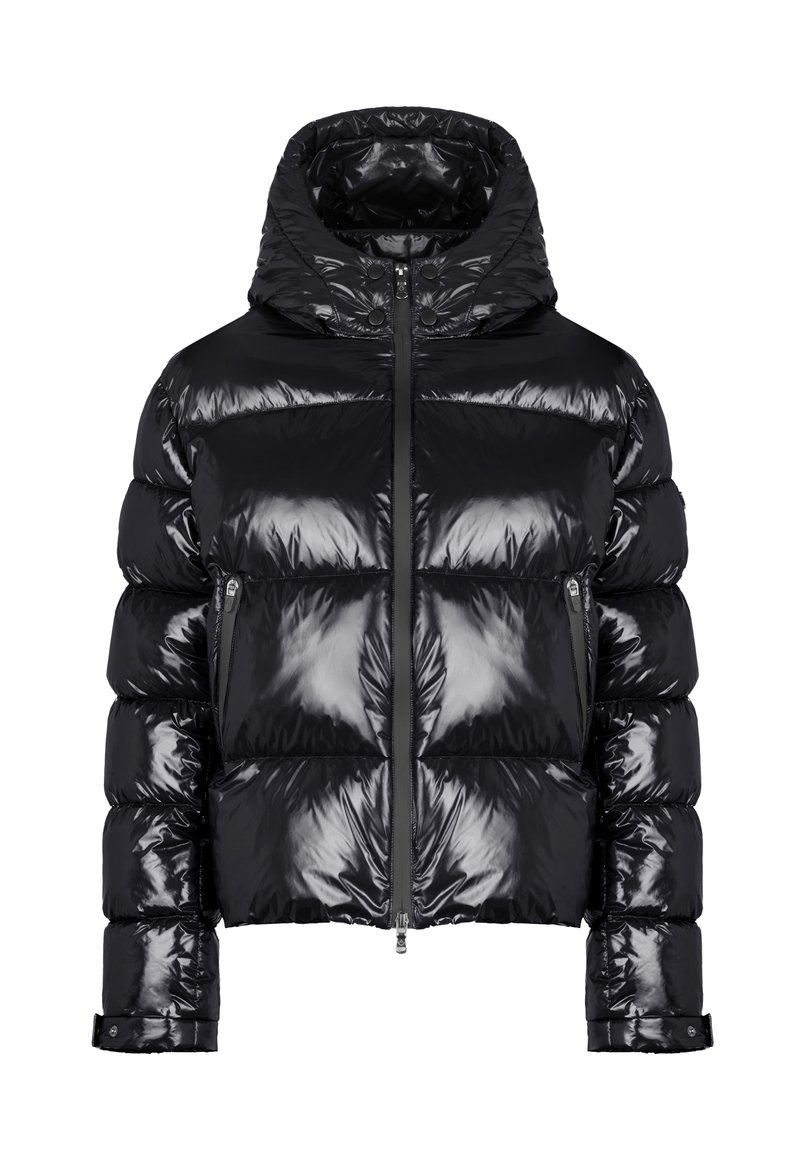 Giubbotto puffer nero con un design lucido e trapuntato. Presenta un colletto alto, chiusura con zip e tasche laterali con zip. Lunghezza corta.