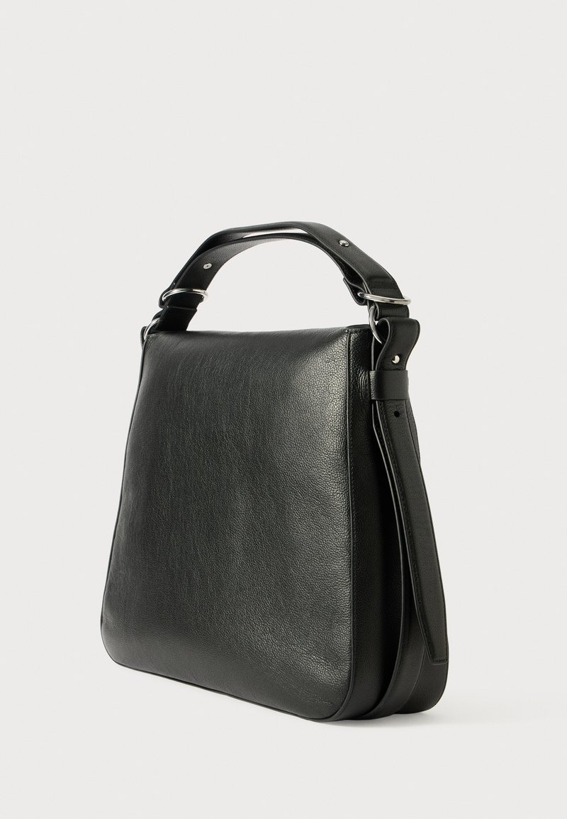 Sac à épaule en cuir noir avec une texture lisse, présentant une forme structurée, des accents en métal, et une double poignée pour un transport polyvalent.