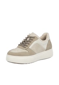 Baskets en suède beige avec des accents crème, présentant un revêtement texturé, des lacets gris et une semelle blanche épaisse, conçues pour le confort et le soutien.