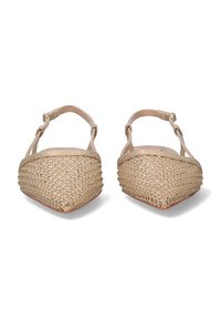 Zapatillas slip-on de color beige tejidas, con un acabado texturizado, punta redondeada y una correa para el tobillo ajustable. Parte superior con un diseño estampado y sutiles acentos metálicos.