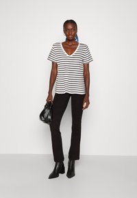 GAP T-shirts - white/black