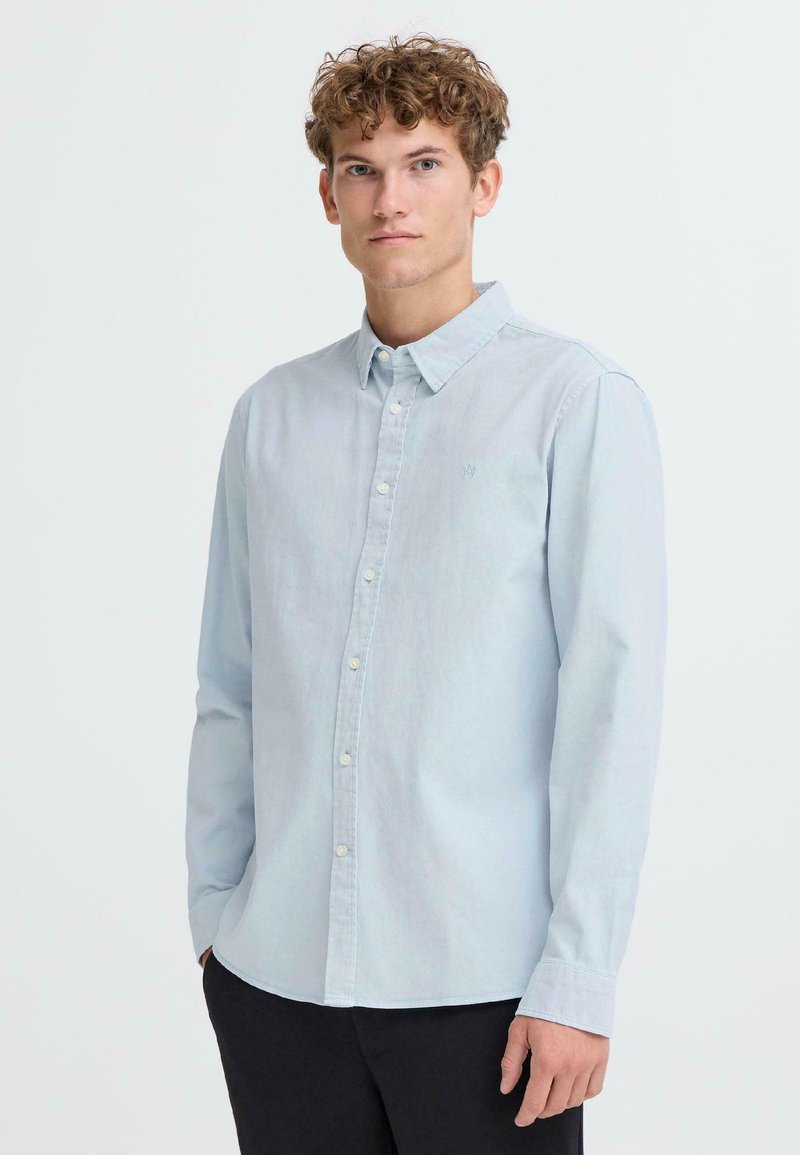 Lichtblauwe button-up shirt gemaakt van zacht fabric, met een klassieke kraag, lange mouwen en een klein logo op de borst.