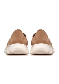 Svetlé semišové slip-on tenisky s kulatou špičkou, vyrobené z měkkého materiálu, s bílou gumovou podrážkou s texturovanou brzdou.