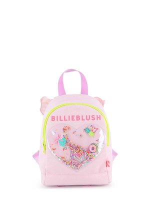 Sac à dos enfant rose avec poignée violette, fermeture éclair jaune, texte "BILLIEBLUSH" et poche transparente en forme de cœur remplie de confettis colorés et de petits charms.