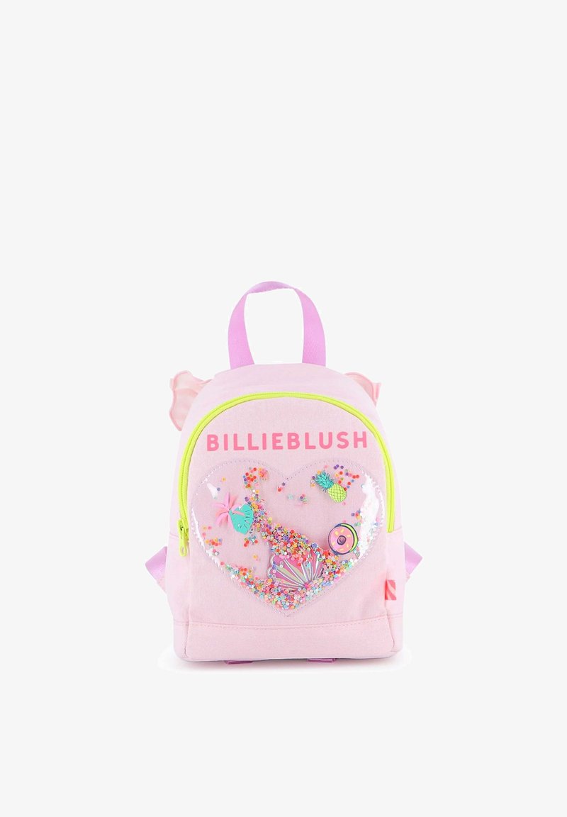 Mochila infantil rosa con asa morada, cremallera amarilla, texto "BILLIEBLUSH" y bolsillo transparente en forma de corazón lleno de confeti colorido y pequeños amuletos.