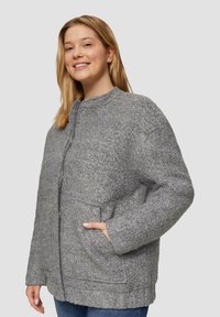 Graue Strickjacke mit rundem Ausschnitt, vorderem Knopfverschluss und zwei seitlichen Taschen. Verfügt über ein strukturiertes, gemütliches Erscheinungsbild.