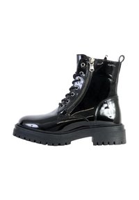 Botín de charol negro con suela de goma gruesa, que presenta un frente con cordones de ojal, cremallera lateral y detalles de hardware en plata en contraste.