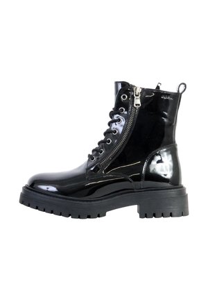 Bottes chelsea en cuir verni noir avec une semelle en caoutchouc épaisse, présentant un laçage à œillets à l'avant, une fermeture éclair sur le côté et des détails en argent contrastants.