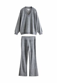 Pelēks, teksturēts mājas apģērba komplekts, kas ietver V-veida dekoltē puloveri ar brīviem piedurkņu un atbilstošām izplešanās biksēm. Abiem izstrādājumiem ir maiga apdare.