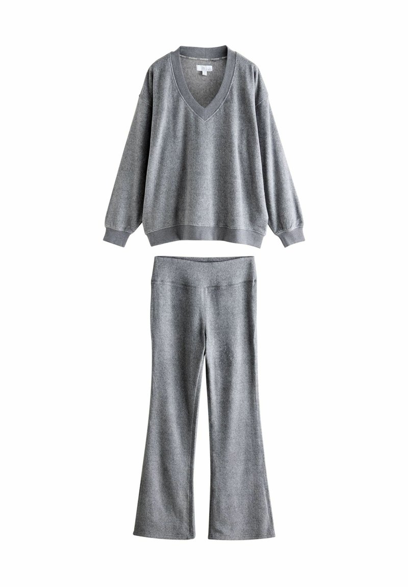 Pelēks, teksturēts mājas apģērba komplekts, kas ietver V-veida dekoltē puloveri ar brīviem piedurkņu un atbilstošām izplešanās biksēm. Abiem izstrādājumiem ir maiga apdare.