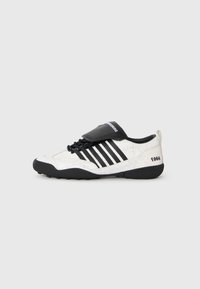 - Sneakersy niskie
