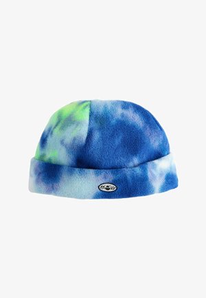 Beanie din fleece, cu un model tie-dye în nuanțe de albastru, verde și alb; are un tiv rulat și o mică etichetă cu marca pe față.