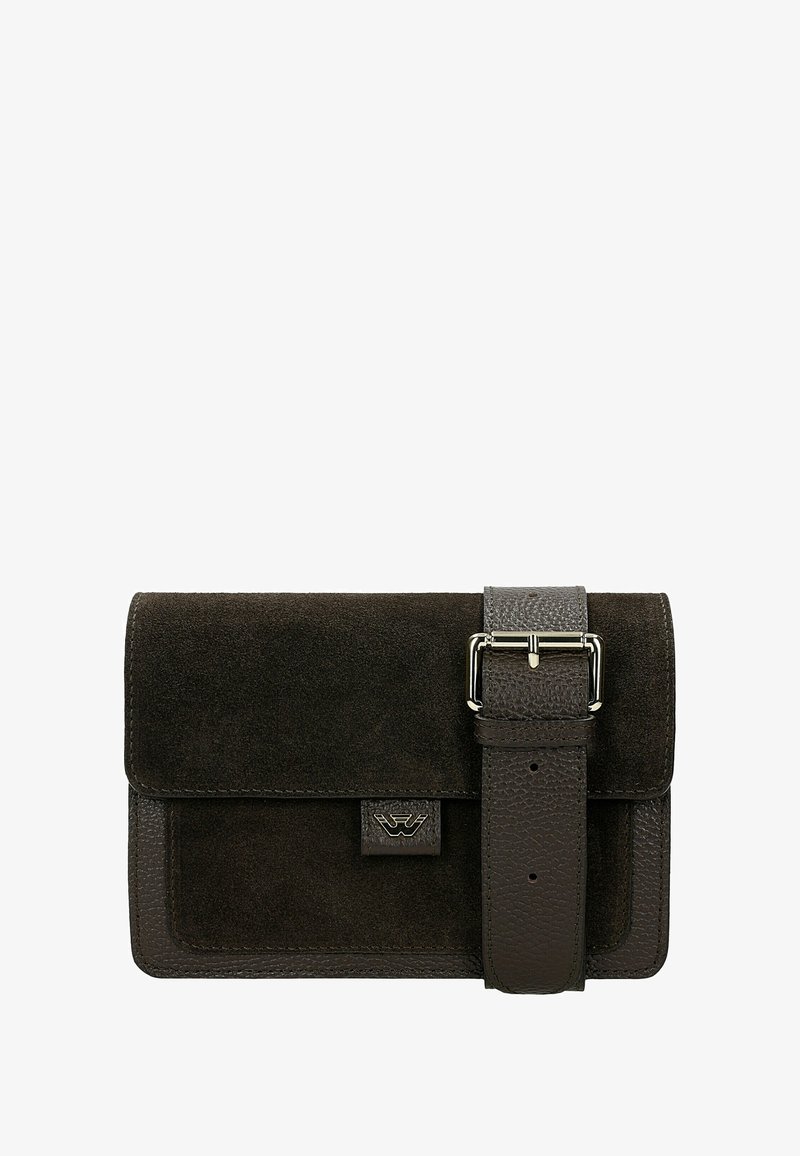 Borsa in suede marrone scuro con una tracolla in pelle testurizzata e dettagli con fibbia. Presenta una chiusura a pattina e un logo impressa sul fronte.