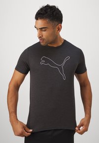 Tricou negru cu mânecă scurtă, confecționat dintr-un material ușor, având pe piept o siluetă albă a unui logo cu puma săltând. Design simplu, sportiv.