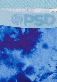 Modrý a fialový batikovaný vzor tkaniny s jemne modrým elastickým pásom s embosovaným logom "PSD". Hladký povrch, elastický materiál.