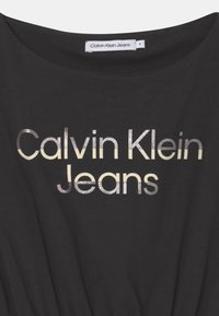 Calvin Klein Jeans HERO LOGO ELASTICATED - Triko s potiskem - black