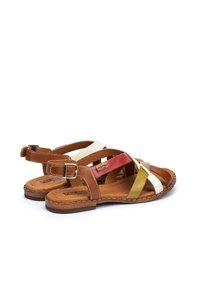 Bruna sandaler med remmar som har flerfärgade band i rött, gult och vitt, med en platt sula och ett spänne på ankelsremmen.