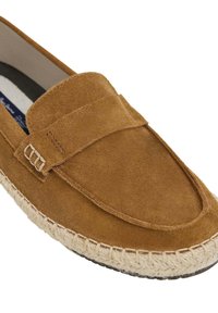 Mocassino in suede marrone con suola in juta intrecciata, design piatto e una fascia cucita davanti. Superficie testurizzata e dettagli minimali.