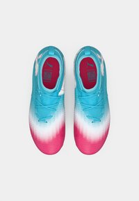 Scarpe da ginnastica blu e rosa con un design a gradiente, upper testurizzato e chiusura con lacci. Logo distintivo sul lato e linguetta imbottita.