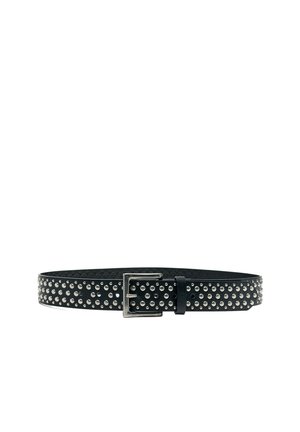 Ceinture en cuir noire avec des clous métalliques argentés et une boucle carrée argentée, présentée à plat sur fond blanc.