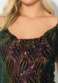 Czarny top z cekinami, prezentujący wzór fal w iryzujących kolorach, teksturowany materiał i dekolt w serek.