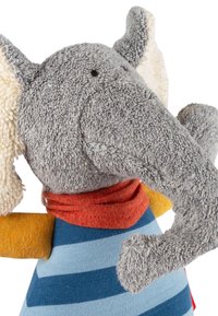 Morbido peluche a forma di elefante con corpo peloso grigio, grandi orecchie strutturate e abbigliamento in tessuto a righe vivaci con accenti blu, rossi e gialli.