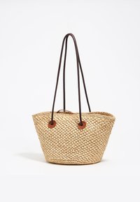 Bolso de mimbre tejido con forma cónica, detalles en cuero marrón claro y asas de hombro marrones. Color natural y acabado texturizado.