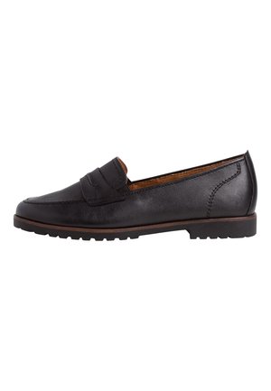 Sort læderloafer med en glat finish, der har en dekorativ rem, en lav gummisål og diskret syning langs kanterne.