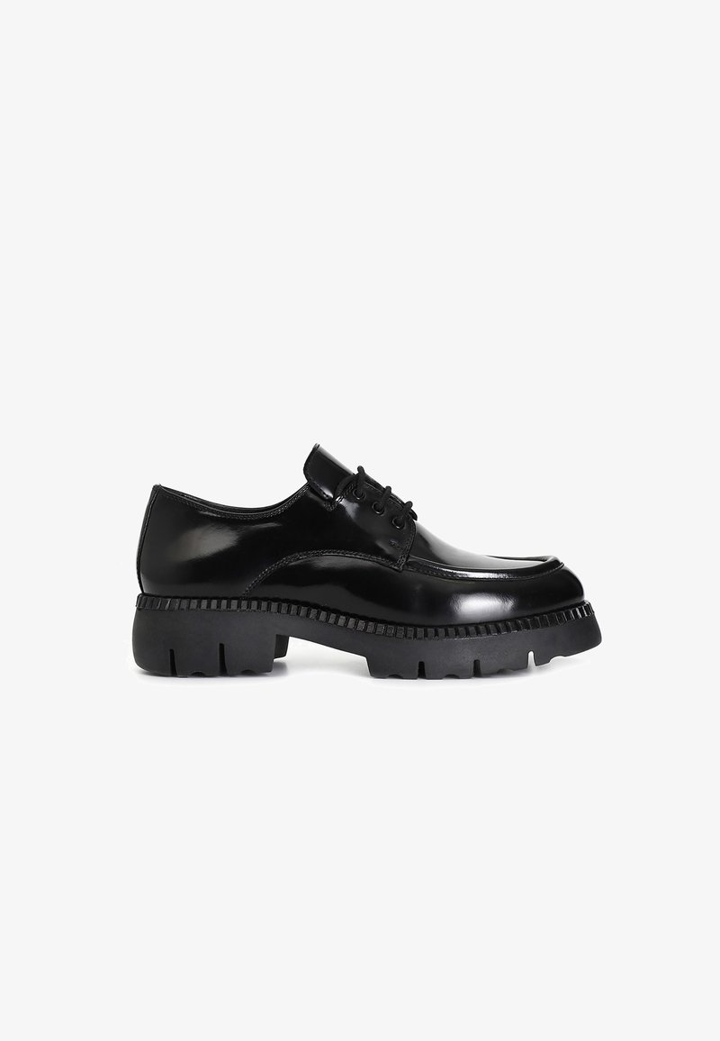 Chaussures oxford en cuir verni noir avec une semelle en caoutchouc épaisse, un bout arrondi et un design classique à lacets.