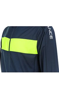 Herrenjacke in Dunkelblau mit einem leuchtend gelben horizontalen Streifen über der Brust; besitzt einen Reißverschluss und ein strukturiertes Material.