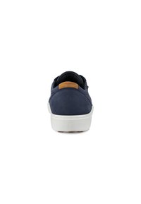 Dunkelblaue Sneaker mit einem glatten Wildleder-Obermaterial, weißer Zwischensohle und braunem Leder-Akzent an der Ferse. Abgerundete Form mit minimalistischem Design.