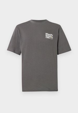 T-shirt en coton gris foncé à manches courtes, avec un texte de logo blanc "Mince Pie Social Club" sur la poitrine à gauche.