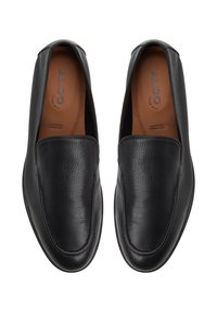 Zwarte leren loafers met een gestructureerde afwerking, instap ontwerp en een gladde, ronde neus. Heeft subtiele stiksels en een binnenvoering van lichtbruin leer.