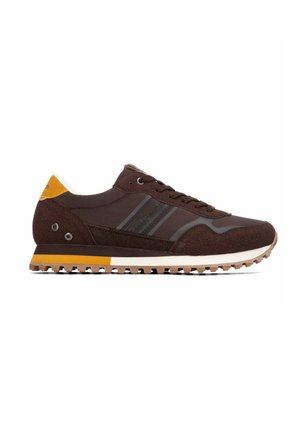 Zapatilla deportiva marrón y amarilla con cordones delanteros, suela texturizada y rayas laterales en capas, mostrada desde el lado exterior.