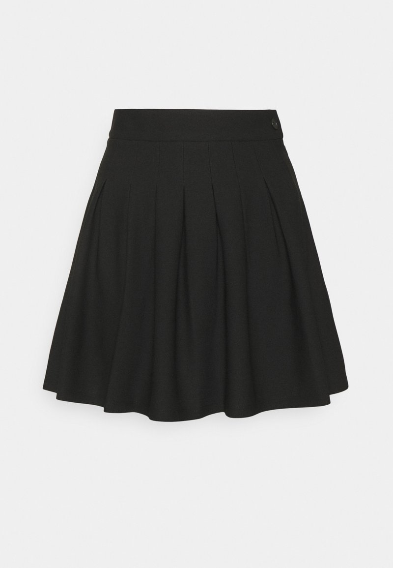 Černá sukně s plisovaným designem, vyrobená z texturované tkaniny, s přiléhavým pasem a rozšířeným lemem. Žádné viditelné kapsy ani ozdoby.
