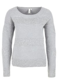 Hellgrauer, gestrickter Pullover mit Rundhalsausschnitt, versehen mit metallischen silbernen Streifen, gerippten Bündchen und Saum, die eine strukturierte Oberfläche bieten.