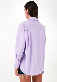 LELA LOOSE FIT - Button-down blouse - lilac