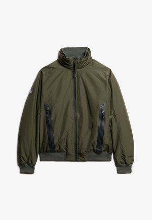 Olijfgroen bomberjack met een hoge kraag, vooraan met ritssluiting en twee ritszakken. Heeft een gestructureerde stof en zwarte accenten.