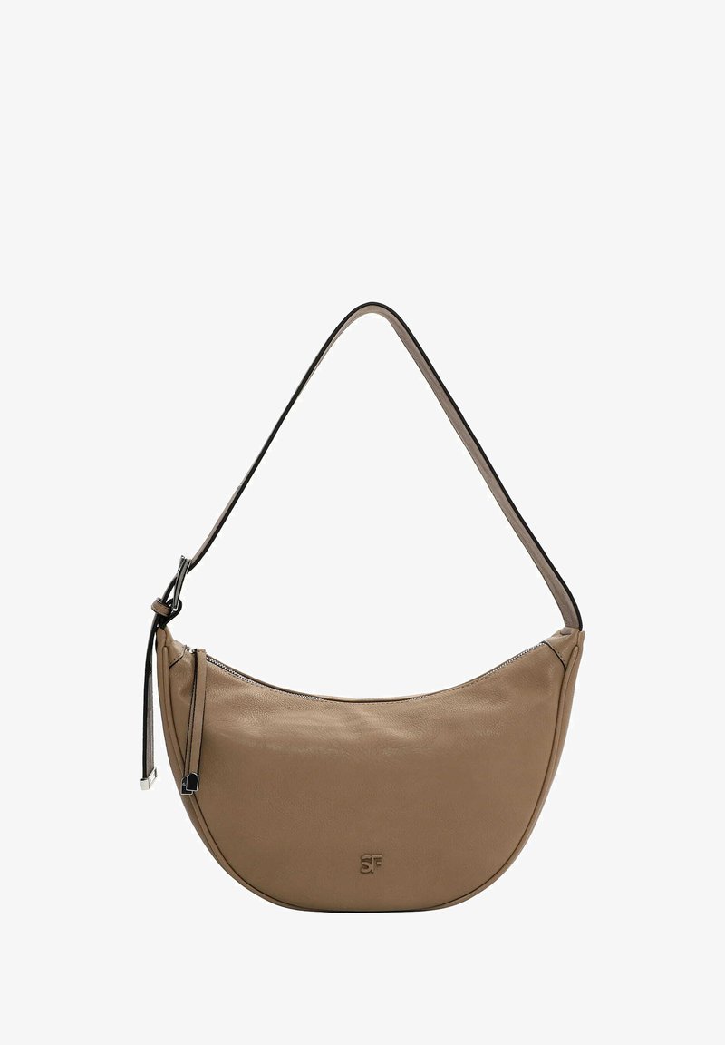 Borsa a tracolla in pelle beige con forma curvata, sottile tracolla nera, chiusura con zip e logo frontale. Texture liscia con minimal hardware.