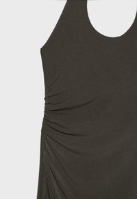 Robe sans manches gris foncé avec un décolleté arrondi et un détail froncé sur le côté gauche près de la taille.