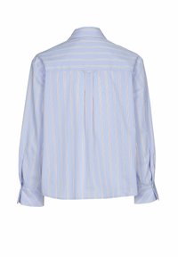 Lichtblauw overhemd met lange mouwen, witte en rode verticale strepen, achterkant, met knoopmanchetten en een rechte zoom.