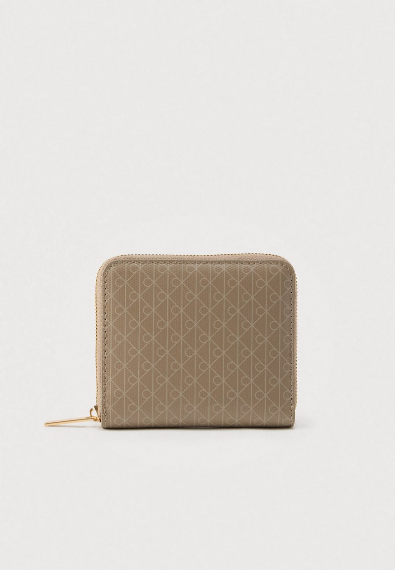 Μπεζ πορτοφόλι με φερμουάρ, κατασκευασμένο από υλικό με υφή, με ανάγλυφο γεωμετρικό σχέδιο και χρυσά εξαρτήματα. Σχεδιασμός με επίπεδη επιφάνεια και στρογγυλεμένες γωνίες.