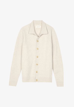 Cardigan beige clair en maille côtelée avec un col, comportant sept boutons beiges sur le devant et des manches longues.