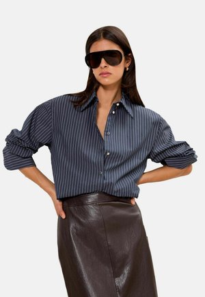 Lipsy, REGULAR FIT - STRIPE POPLIN SHIRT  . - Blusa abotonada - navy pinstripe