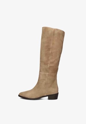 Kniehoge tan suede laarzen met een ronde neus, lage blokhak en een gladde textuur, met een strak ontwerp en subtiele stikdetails.