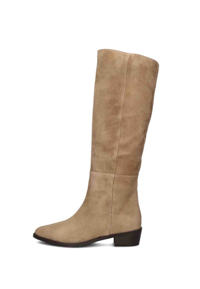 Kniehoge tan suede laarzen met een ronde neus, lage blokhak en een gladde textuur, met een strak ontwerp en subtiele stikdetails.