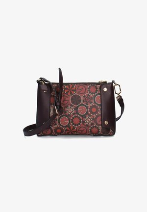 Borsa a tracolla con tessuto a fantasia rosso e nero, dettagli in pelle marrone scuro, hardware dorato e chiusura zip.