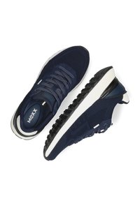 Námořnické síťované tenisky s texturovaným svrškem, kontrastní bílou podrážkou, polstrovaným límcem a multifunkčním systémem šněrování pro bezpečné uchycení.