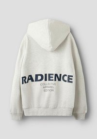 Felpa grigia in morbido tessuto, con una grande stampa blu scuro sulla schiena: "RADIGENCE", con "COLLECTIVE APPAREL EDITION" sottostante.