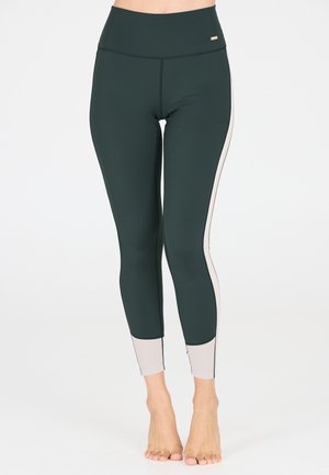 Leggings deportivos de cintura alta en verde oscuro con rayas laterales gris claro. Hechos de una tela elástica, con una textura suave y un diseño ajustado.